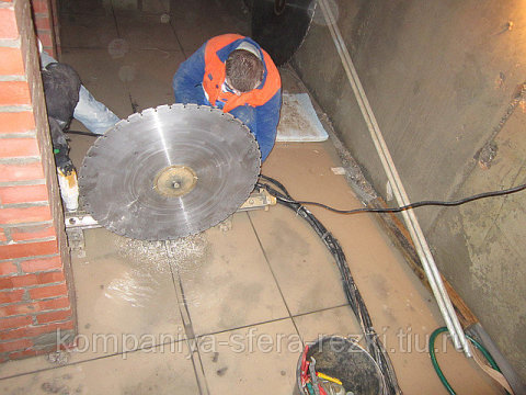 عمل فتحة بمنشار حائط