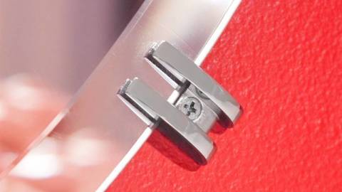 Es gibt spezielle Halterungen für Glas und Spiegel, aber Sie können auch speziellen Kleber kaufen