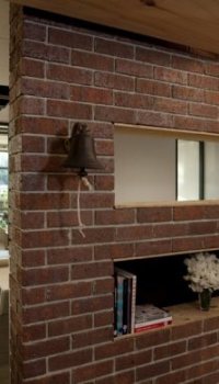 Изработен от тухли