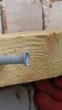 Фиксираме дървената релса към стената