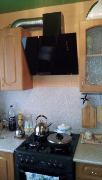 Fotoğraftaki gibi mutfak mobilyalarının veya tezgahın rengine uyacak duvar kağıdını seçebilirsiniz.