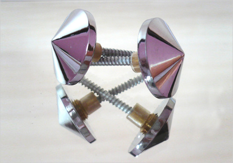 Vemos um exemplo de buchas nas quais você pode pendurar um espelho em toda a parede.