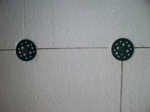 Vediamo un esempio di fissaggio della schiuma con tasselli con tappi di plastica, al fine di evitare la sua distruzione