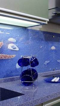 Wir sehen ein Beispiel einer Küchenschürze aus Glas, die mit ihrem Muster den Stil der Küche betont