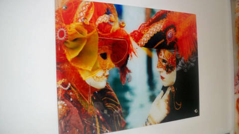 Wir sehen ein Beispiel einer Glasscheibe aus einer selbstklebenden Folie mit einem lebendigen Bild