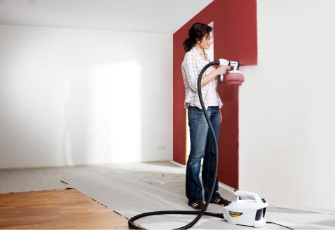 Auf dem Foto sehen wir den Prozess des Malens der Wand mit einer Kugelmaschine