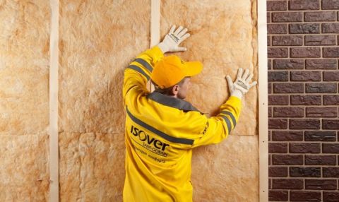 Fotoğraf evin dış duvarlarını ısınma sürecini gösteriyor