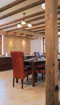 Διακόσμηση με συνδυασμό κεραμικών πλακιδίων και ξύλου