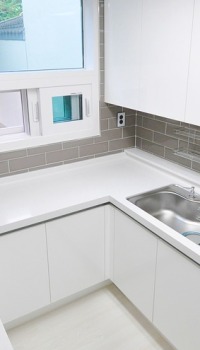 İmitasyon tuğla veya duvarlı paneller mutfağı şık ve modern hale getirecektir.