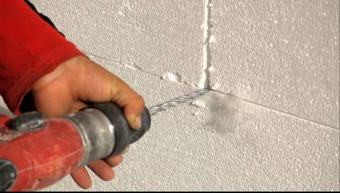 Polyfoam si sbriciola facilmente, questo deve essere ricordato quando lo si installa sia sulle pareti che sul soffitto