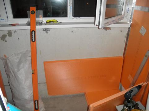 Polyfoam molto spesso isola le pareti di balconi e logge