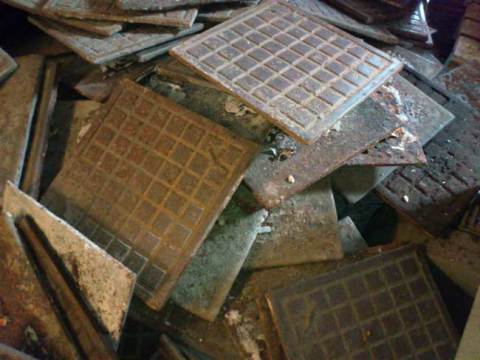 Κεραμίδι από τον τοίχο