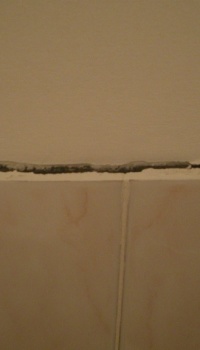 При падане такава плочка лесно ще пробие евтината пластмаса