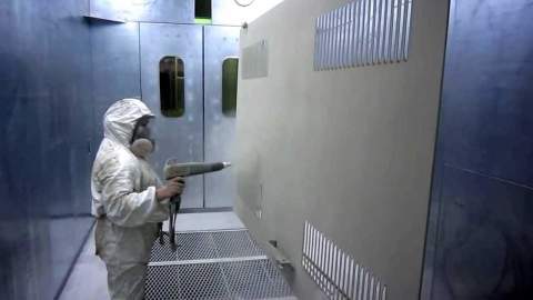 Der Prozess des Aufbringens von Polymerfarbe auf eine Metalloberfläche