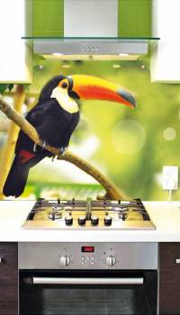 Ein vergrößertes interessantes Muster unter Glas hilft Ihnen, die Küche zu diversifizieren.