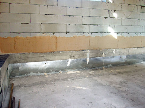 Plâtre d'un sous-sol de bâtiment