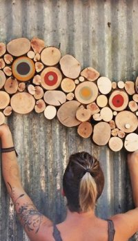 Ahşap detayları, iç veya tasarım öğelerini tekrarlayan alışılmadık figürler şeklinde monte edebilirsiniz.