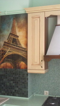 Die Glasscheibe kann entweder nur eine Dekoration oder eine Ergänzung des Raumstils sein