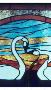 Glasscheiben, die Buntglasfenster imitieren, können entweder in Form von Mustern oder in Form von Zeichnungen vorliegen