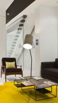 Σκούρο χρώμα σε συνδυασμό με λευκό