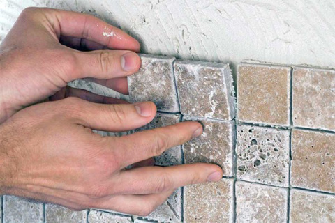 Mosaik auf Trockenbau legen