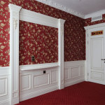 Ο τέλειος συνδυασμός λευκών πάνελ με ταπετσαρία