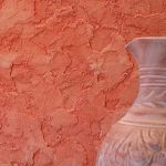 يعتمد سمك طبقة الجص المطبقة على درجة تفصيلها. عندما تتوقف المادة عن الالتصاق بالأدوات الموجودة على السطح المعالج باستخدام مبشرة ، يمكنك إنشاء صورة.