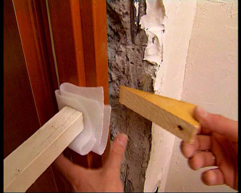 Ρύθμιση του κουτιού με ξύλινες σφήνες