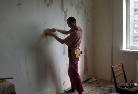 Kaplama kalıntısının bir spatula ile giderilmesi