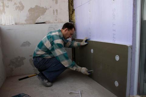 Μόνωση τοίχου με εξωθημένο αφρό πολυστυρολίου.