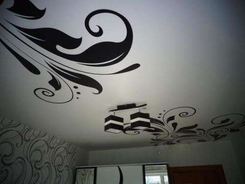 Λευκή οροφή με έντονη προβολή