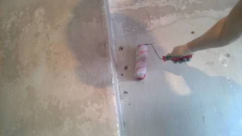 Ponemos a tierra las paredes debajo del papel pintado correctamente