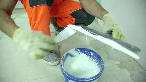 Χρησιμοποιώντας διάφορες σπάτουλες