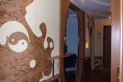 El uso de espejos y diversos materiales en el diseño del pasillo.