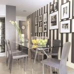 Sie können beispielsweise Tapeten in einem dünnen Schwarzweißstreifen nehmen und sie mit einem mittelgroßen schwarzen Muster auf weißem Hintergrund kombinieren.