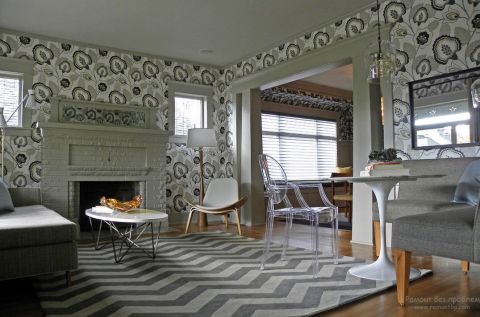 Papel pintado en el interior de la habitación.