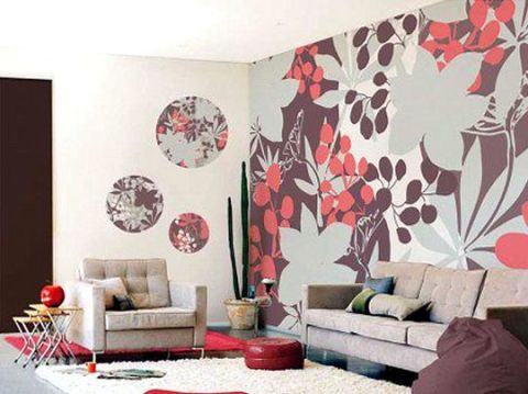 Der ursprüngliche Weg, bei dem der Meister kleine Tapetenstücke auf bereits vorbereitete Wände klebt.