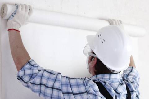 نقيس ورق الحائط.