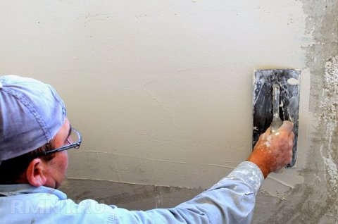 Το στρώμα λειαίνεται με μεταλλικό τρίφτη.