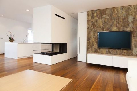 La combinación de paredes blancas con corcho.