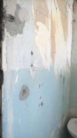 Pared debajo del papel pintado