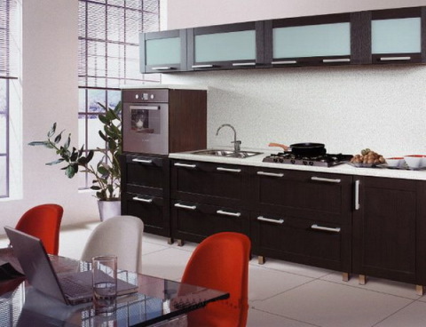 Toni caldi delle pareti combinati con mobili marroni