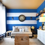 Helle kontrastierende Kombinationen von breiten Streifen heben die Wände hervor und sorgen für einen besonderen Geschmack