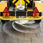 Tuz serpilmiş yol yüzeyleri