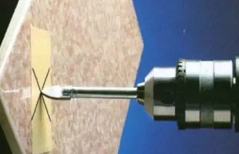 صنع ثقب في البلاط