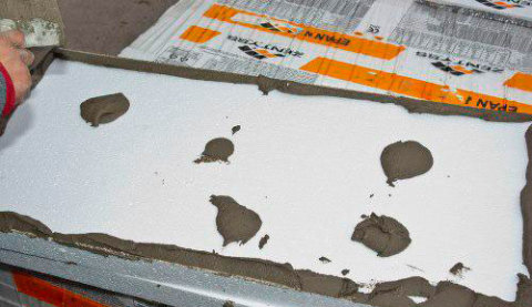 Polistirenin harç üzerine sabitlenmesi