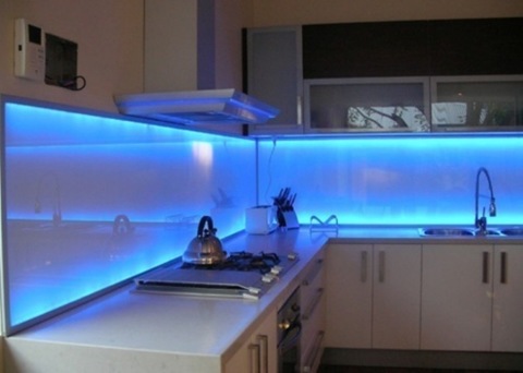 L'utilisation de panneaux de verre dans la décoration de la cuisine