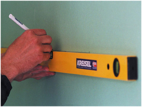 Σημειώνουμε τους τοίχους για την εφαρμογή ταπετσαρίας