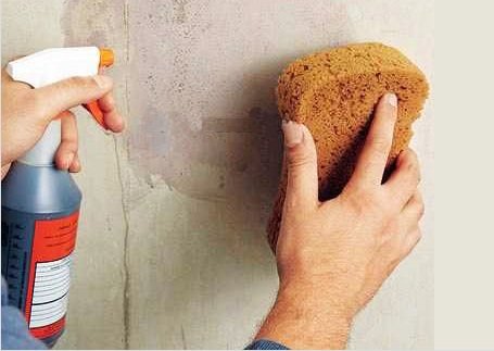 Mouiller le papier peint avec un spray