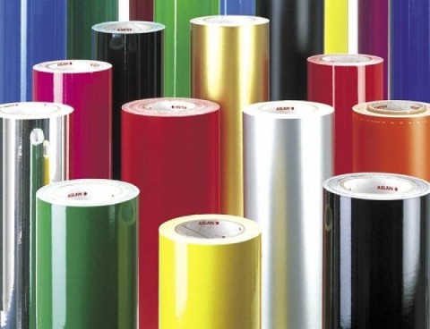 Οι αυτοκόλλητες ταπετσαρίες με καθρέφτες έχουν πολλά χρώματα